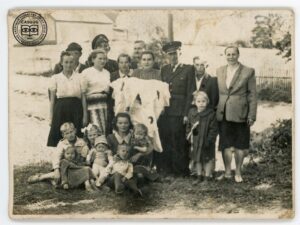 Fotografia grupowa wykonana z okazji chrztu świętego