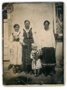 Grażyna Cycoń z babcią Anną Owsianką i dwoma dziewczynkami