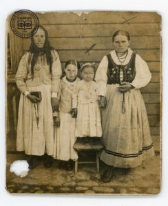 Anna Surma (Owsianka) z córką Salomeą i niezidentyfikowaną kobietą z dzieckiem