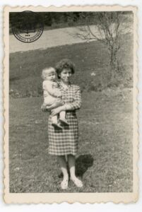 Czesława Cycoń (po mężu Siuta) z matką chrzestną Stefanią Cycoń