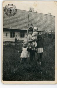 Dzieci na tle domu: Czesław Cycoń, Maria Kita, Grażyna Cycoń i Lucyna Kita