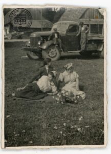 Helena Kita ze znajomymi przy budowie drogi