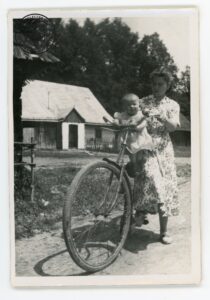 Helena Kita z córką Haliną na rowerze