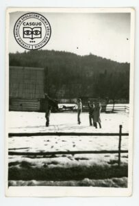 Zabawa na śniegu. Czesia, Renia i Grażynka Cycoń oraz po lewej Beata Kita
