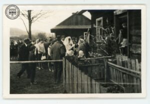 Wesele Krzysztofa Ludwina i Janiny Gryboś - przed domem