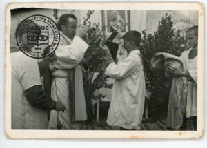 Najświętszy Sakrament i Ks. Stanisław Mirowski przy ołtarzu npodczas uroczystości Bożego Ciała