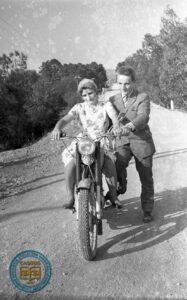 Helena z Bugajskich Michniak i Andrzej Michniak na motorze