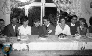 Goście za stołem na weselu Janiny i Stanisława Michniaków