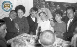 Goście weselni Heleny i Andrzeja Michniaków - trzy pary przy stole