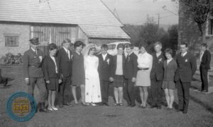 Grupowa fotografia weselna z państwem młodym, Heleną i Andrzejem Michniakami