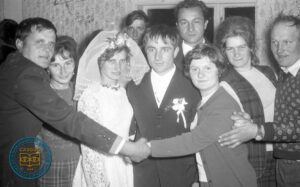 Na weselu Heleny i Andrzeja Michniaków - państwo młodzi w objęciach gości