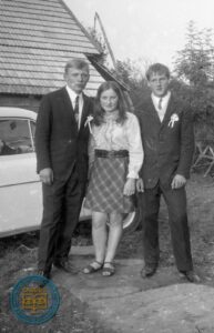 Młodzieńcy z dziewczyną - goście weselni Heleny i Andrzeja Michniaków przed domem