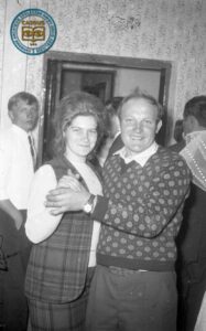 Tańce na weselu Heleny i Andrzeja Michniaków na tle framugi