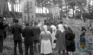 Widok z boku na procesję z kościoła prawosławnego do cmentarza w Zdyni