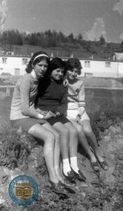 Trójka kobiet w Zdyni w objęciach