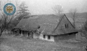 Stary dom kryty strzechą w Zdyni - z dalszej perspektywy