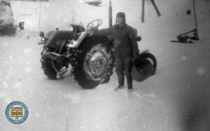 Maksym Wasula z traktorem