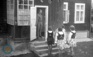 Wiesław Łoński przyjmuje wieniec dożynkowy
