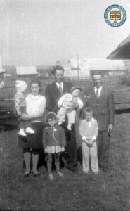 Fotografia rodzinna Romana i Ireny Michalaków z dziećmi