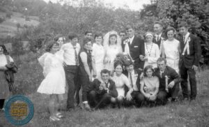 Fotografia grupowa z wesela Marii i Stefana Semanickich