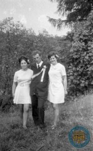 Jan Dziubak z dziewczynami na weselu Marii i Stefana Semanickich