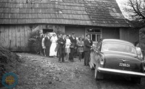 Goście weselni Dyczków przed domem Pupczyków
