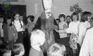 Dziadek Mróz z klasą rocznika 60' w szkole podstawowej w Zdyni