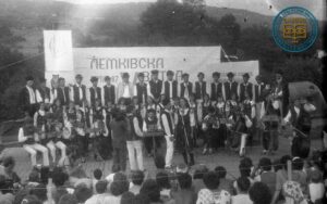 Łemkowska warta w Bartnym 1987 r. - nagrywanie śpiewającej kobiety