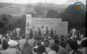 Łemkowska watra w Bartnym 1987 r. - mniej liczny zespół muzyczny